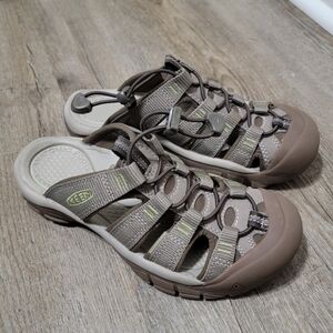 🧗‍♀️ KEEN Newport Slip-On Comfort Shoes – Size 6 | Timberwolf/Tarragon 🌿